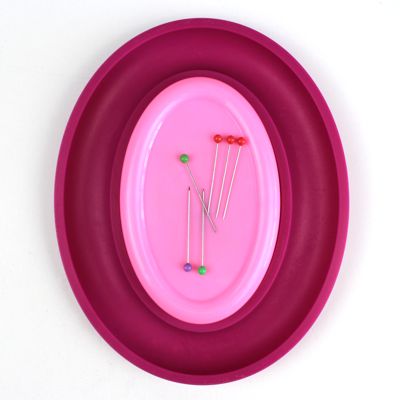 MAGNETIC PIN CUSHION WITH BONUS BOBBIN STORAGE TRAY